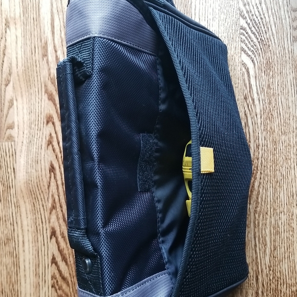 Targus Netbook Carrier Case ❤ Multiple Storage Compartments ❤ Adjustable Strap - Picture 9 of 10